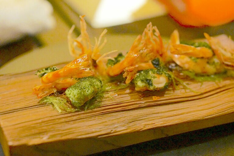 「アーサーをまとった車海老のフリット」。