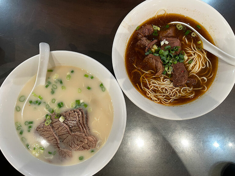 「清燉牛肉麵」と「紅燒牛肉麵」はそれぞれ260元から。選ぶ牛肉の部位で料金が変わります。