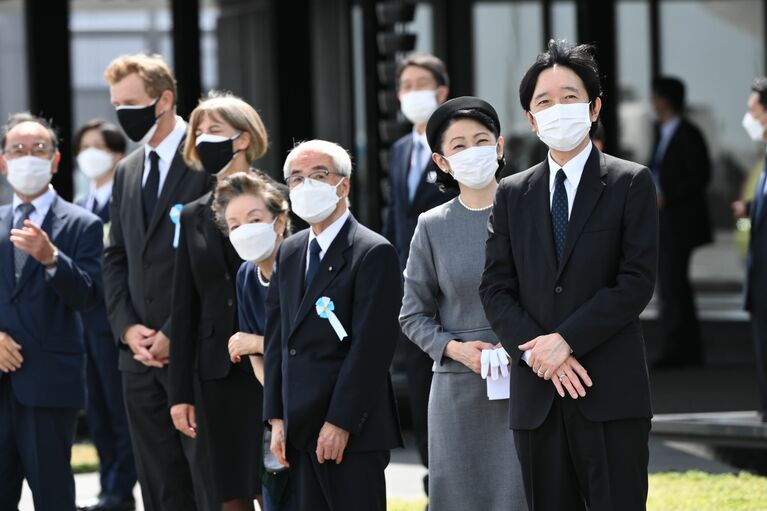 ロンドンへ出発される両陛下を見送られる秋篠宮ご夫妻　©JMPA