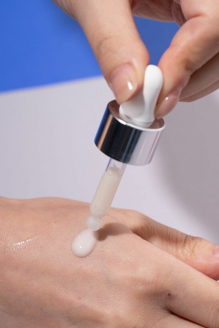 肌なじみのいい乳白色のミルキー テクスチャー。