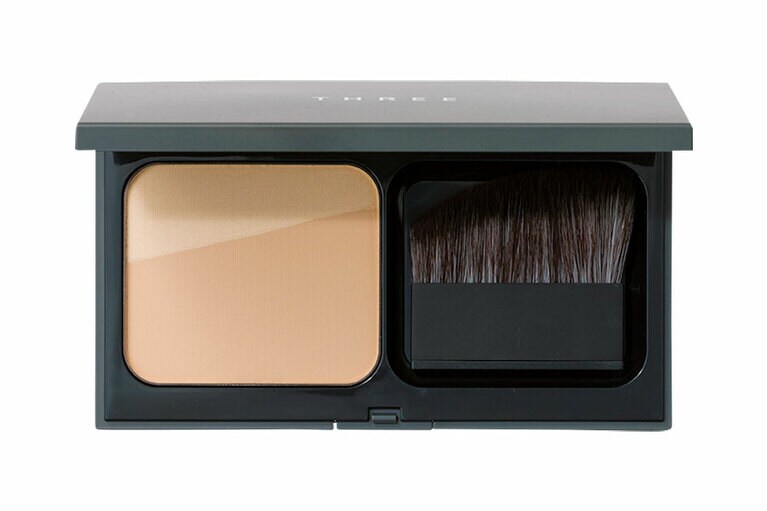 プリスティーンコンプレクション パウダーファンデーション HSPF26・PA+++ 全8色、同 ブラシ H 8,100円(セット価格)／THREE