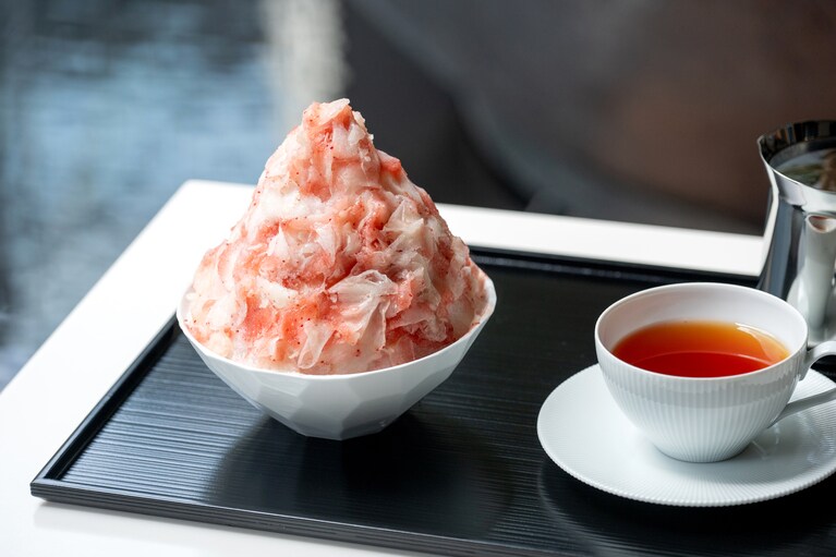 「白いちご氷」3,300円。2025年7月22日～9月上旬予定。紅茶にも合う。
