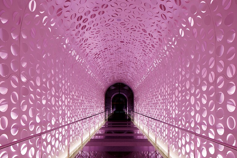 入口からの通路を埋め尽くすLEDはイベント時の希望で色変更も可。