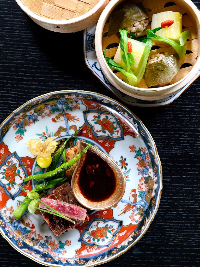 「柿の葉で香りを付けた大和牛のロースト 古代米のおこわと醤を使ったソース」。