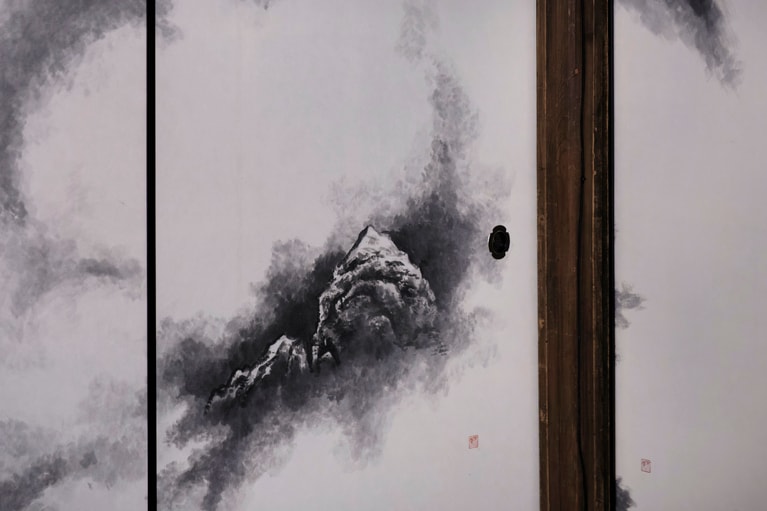 龍が見つめる先には、龍安寺の石庭にある石が描きこまれている。