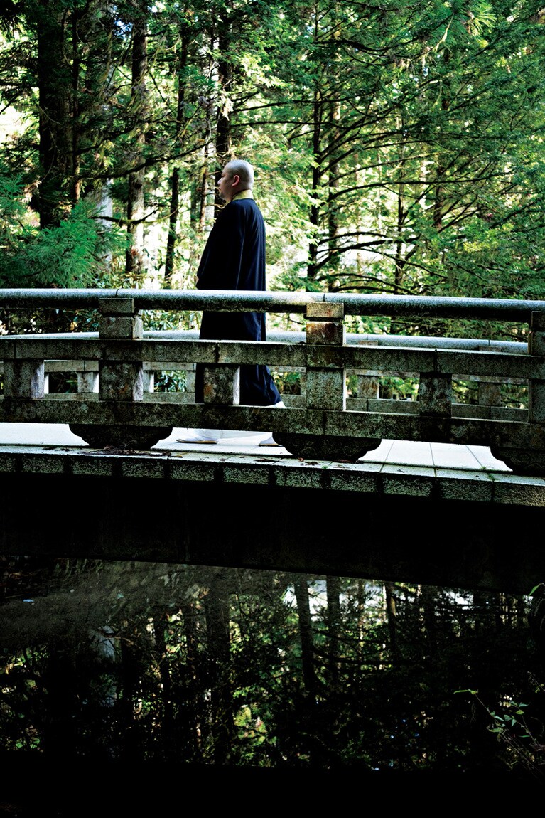 「御廟橋」を渡るとその先はもっとも神聖な場所。渡る前には立ち止まって合掌一礼を。