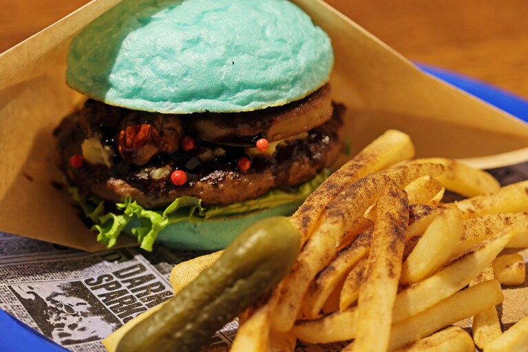 気品ある雰囲気のプレミアムバーガー。