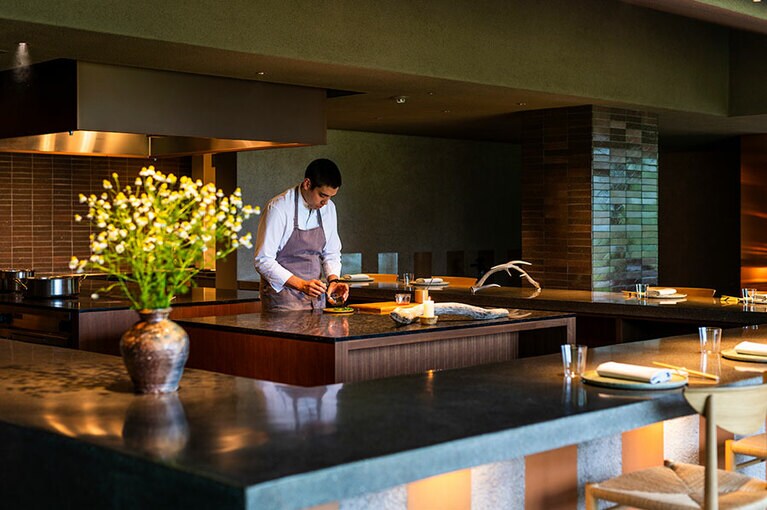 アメリカ出身の料理長コールマン・グリフィンさん。レストランの壁には信楽焼のタイルが使われている。