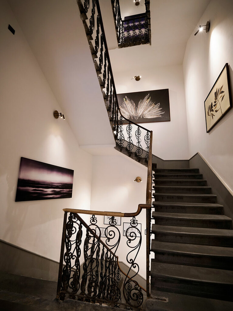 歴史ある階段スペースはギャラリーのよう。