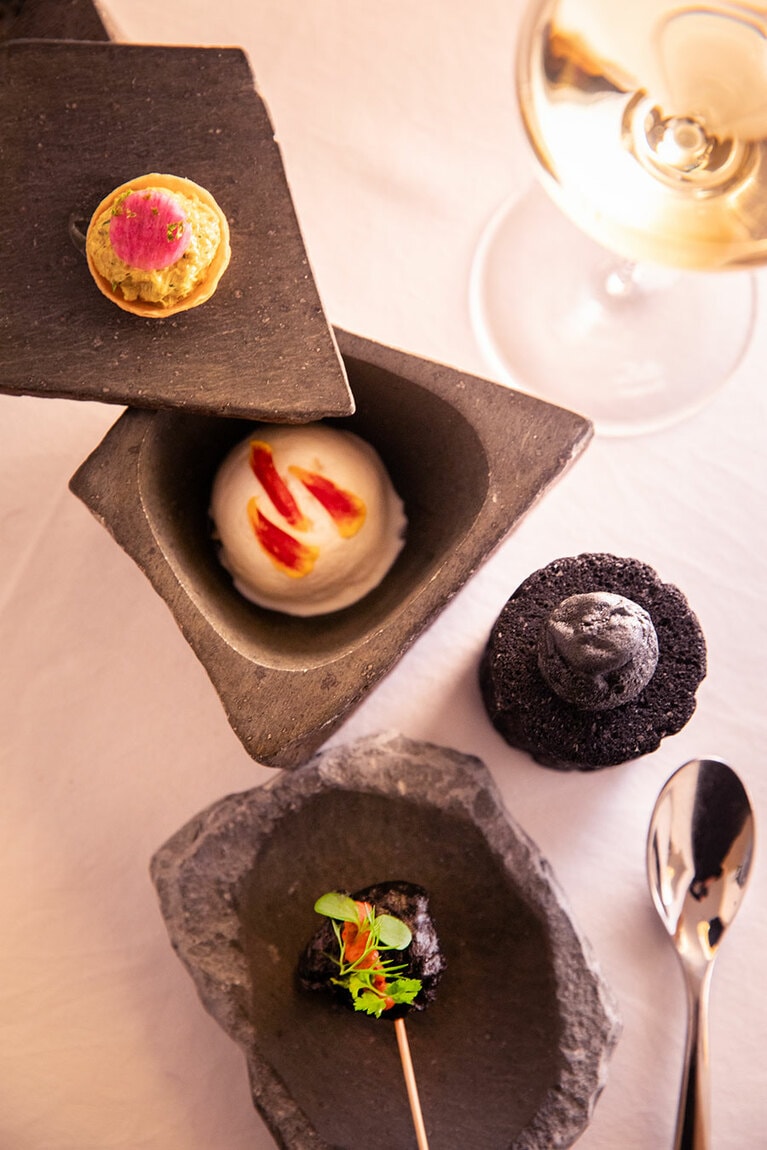 突き出しにもこだわりが。豚の頰肉の天ぷらや明太子とカレー風味のグジェール、蟹のタルトなど。