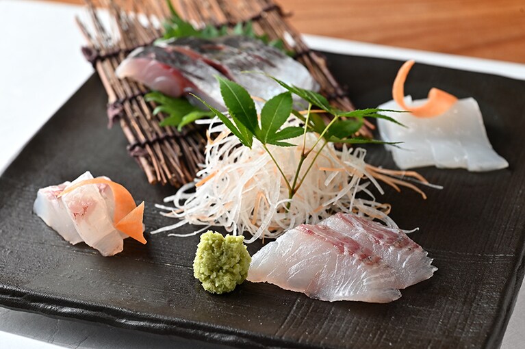 地魚のお造り。この日はスズキ、ヤガラ、アジ、白イカ。