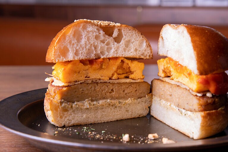 完成した「オルタナティブバーガー」。2,000円。