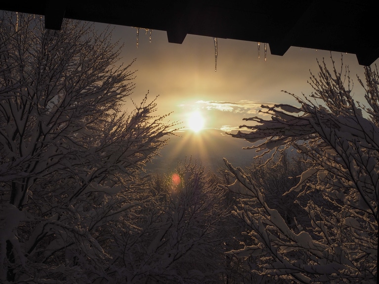 「 研ぎ澄ます、雪の妻有」 ⼭本 茜  「銀世界を照らす朝日」 朝起きると、雲の間をかき分けて一瞬だけ姿を見せた日の出。