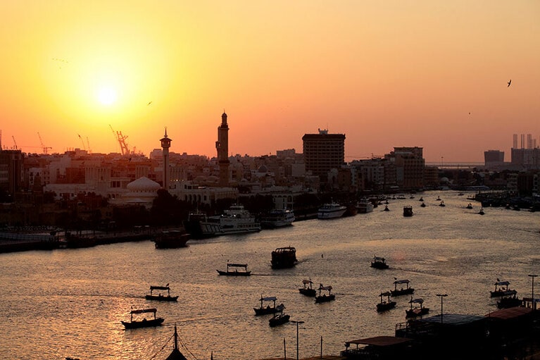 昔ながらの風情が残っているドバイクリーク。夕暮れどきはひと際てエキゾティックです。