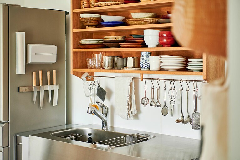 器はオープン棚にあるものがすべて。ツール類も全部見渡せ、ものの美しさが際立って見えるキッチン。