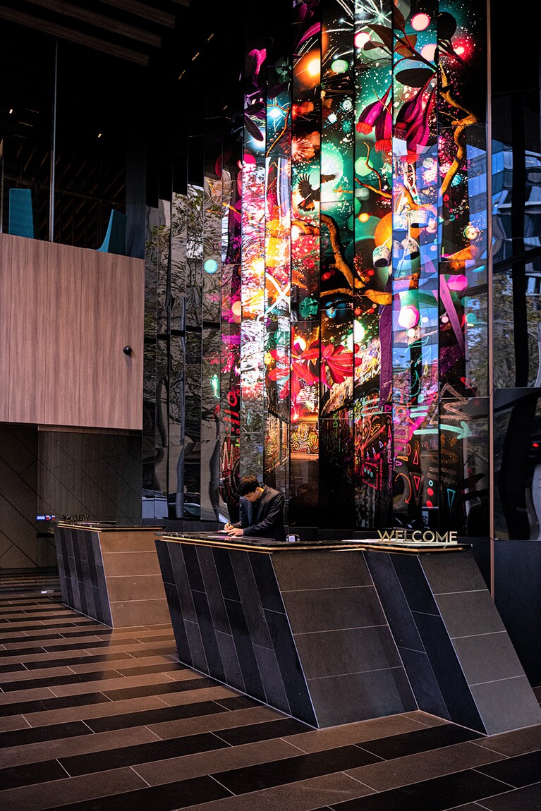 ストリートカルチャーとラグジュアリーが融合するロビーエリア。