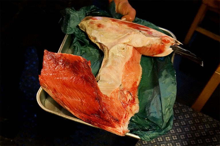 今日仕入れたという本マグロのカマ。ご主人の魚の仕入れにかける思いがこのお店のおいしさの秘訣だ。