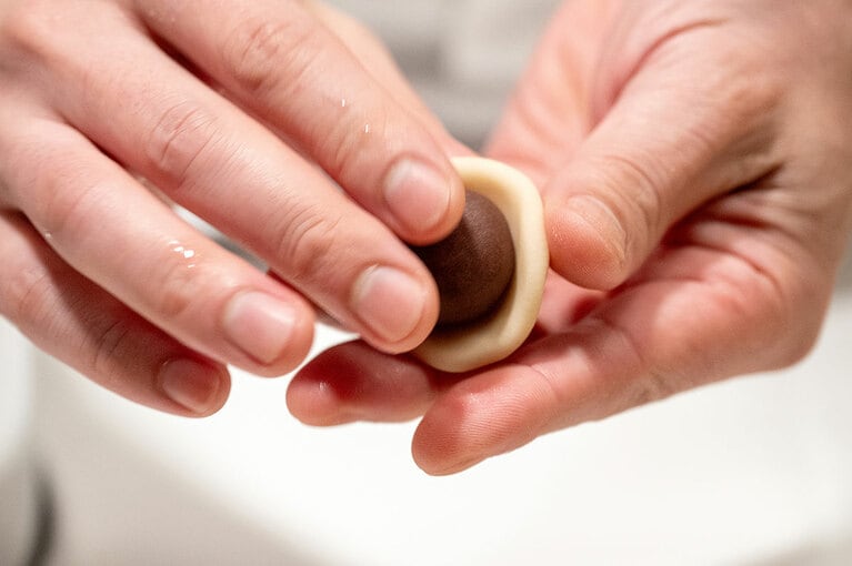 きんとん製「紅香織（こうこうおり）」。飲み物付き2,090円。5月中旬まで。