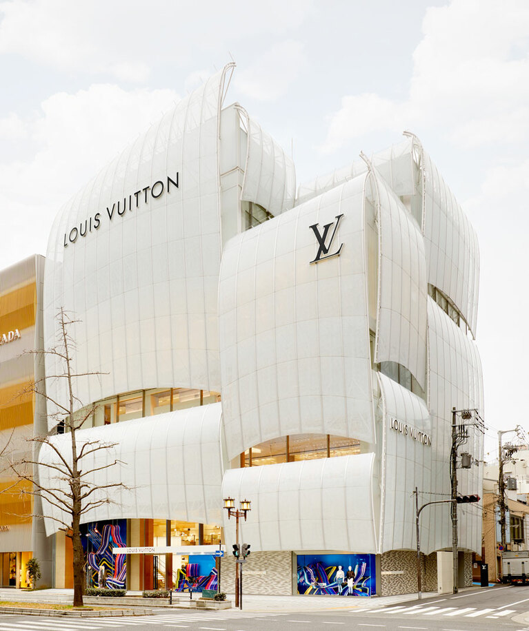 世界的にも著名な建築家・青木淳氏によるファサードが印象的。©Louis Vuitton