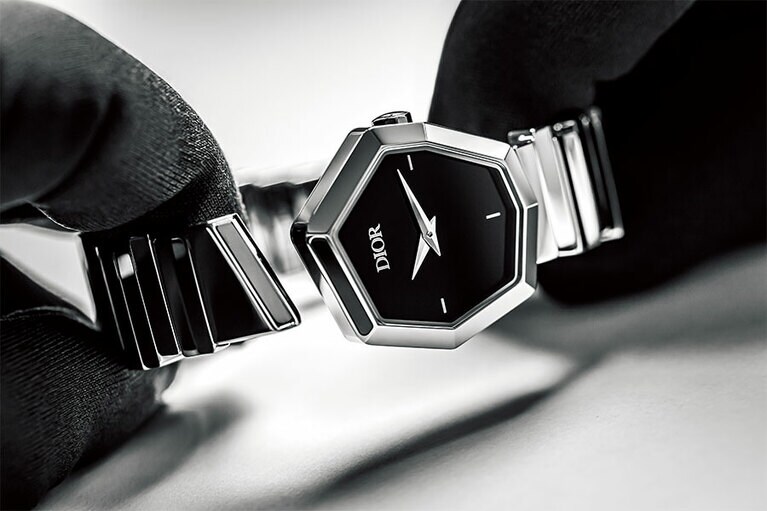 八角形のケースのジュエリーウォッチは、他にはないユニークなデザインで、手首を上品に彩ってくれる。