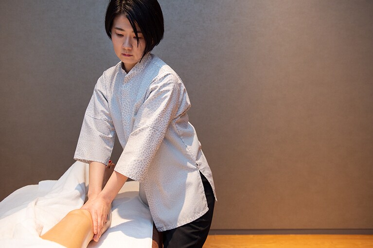 1日目の締めくくりは、身体を温めながら、リラックスに導くボディ＆フェイストリートメントを。ボディリメイクの効果をセラピストに気づいてもらい、思わず嬉しくなる。