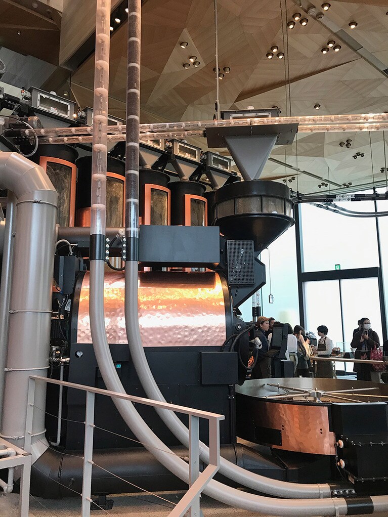 これが、「シンフォニーパイプ」。パイプの中を出来立ての豆が移動する様子は、まるでスチームパンクの世界。