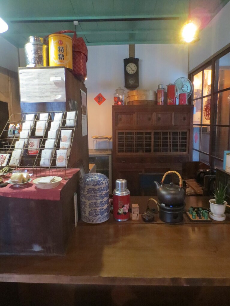 台湾の小物が楽しい掘りごたつ式のカウンター席まわり。