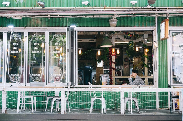 ドラマのシーンを再現した1枚。