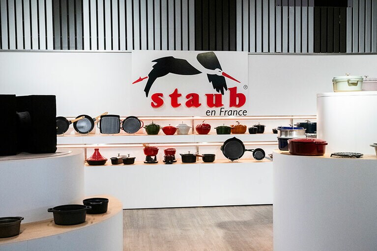 メルヴィルにあるストウブの工場内のショールームにて。