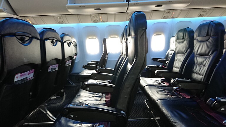 現在、主要航空会社の国内線機内持ち込み手荷物は、100席以上の航空機の場合、大きさ55cm×40cm×25cm以内で、重さ10キロまで。