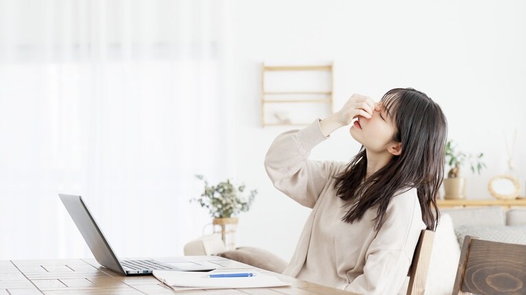 長時間パソコンに向かうと、目に疲れが…。