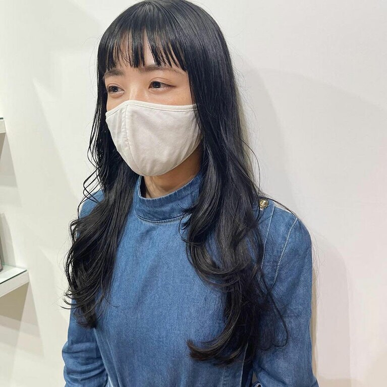 くすみネイビーでちょいモード感も出るロングスタイル。