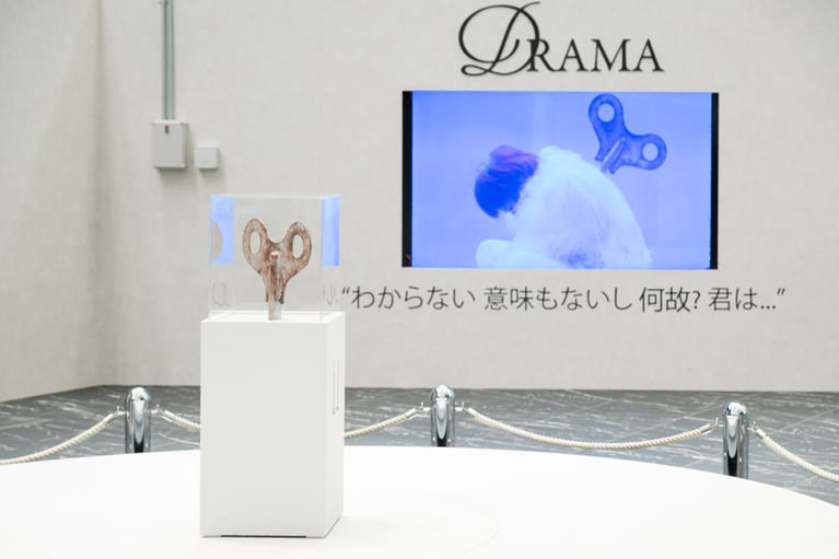『DRAMA』のMVで使用されたネジの展示。