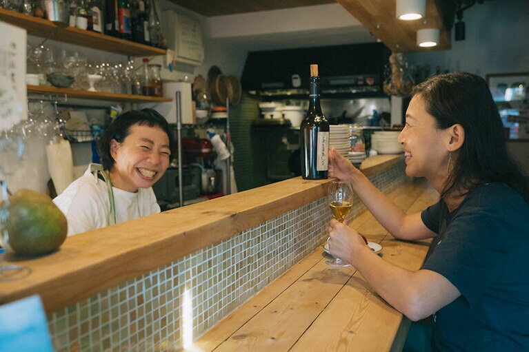 田沼 誠さん、美和子さんご夫婦。笑いの絶えないカウンターで。