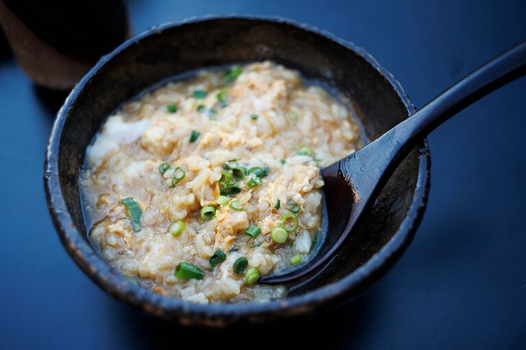 〆は、あんこうの旨みが染み出した出汁で仕立てるおじや。