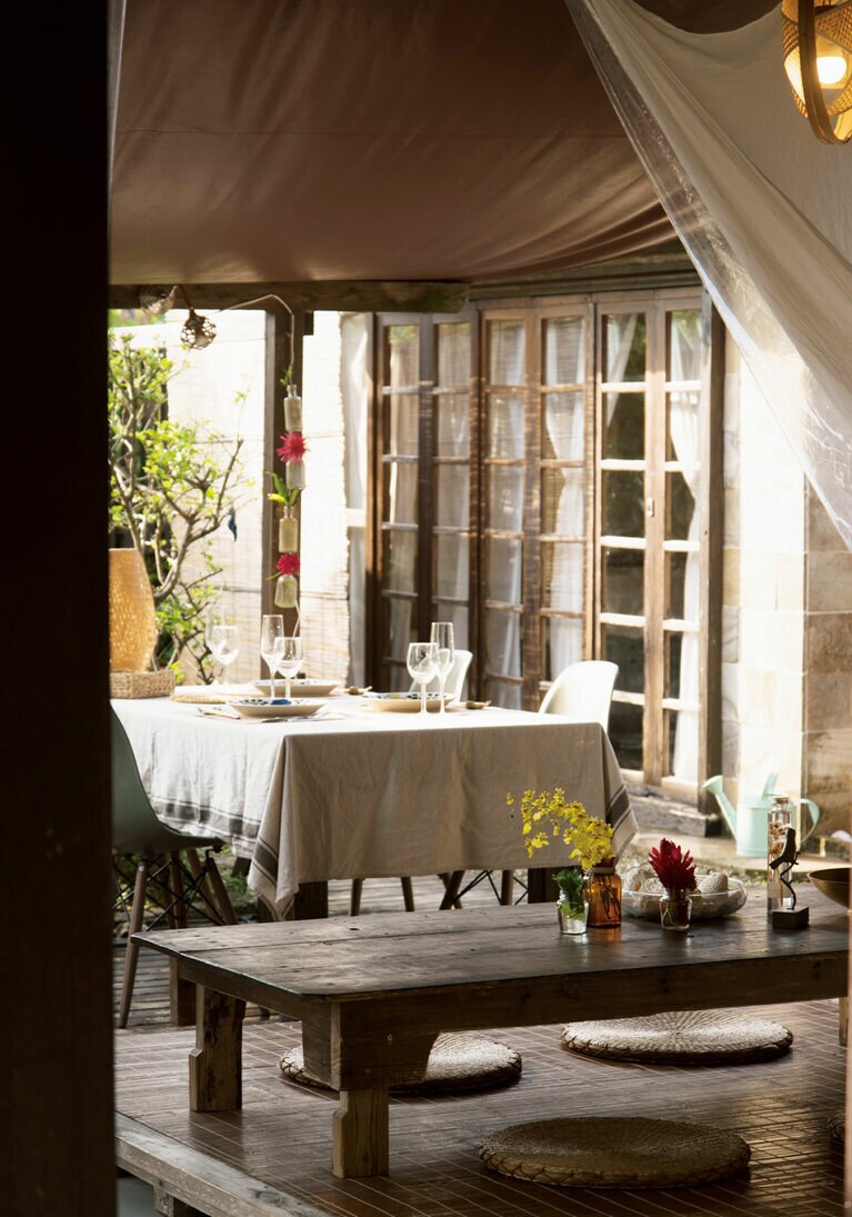 食事は風が通り抜けるオープンエアテラスで。