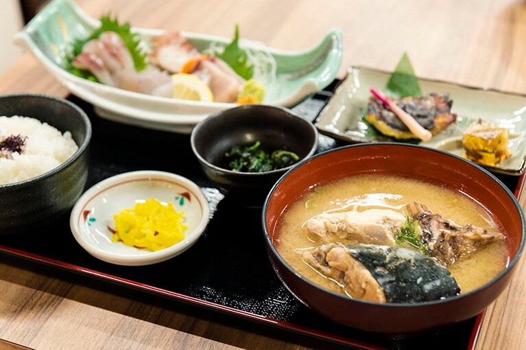 「お造り定食」2,000円(税込)と、焼き物(右奥、300～500円(税込))。