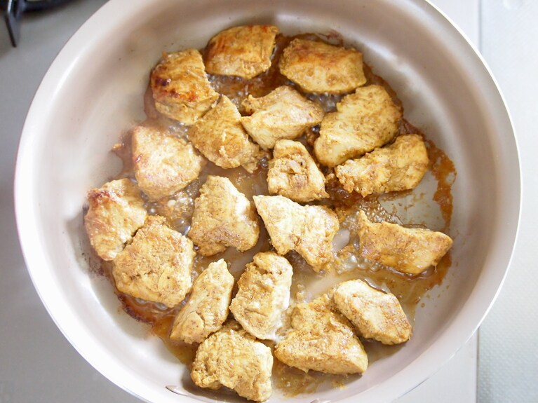 弱火で両面を焼く。強火にすると焦げやすいので注意。