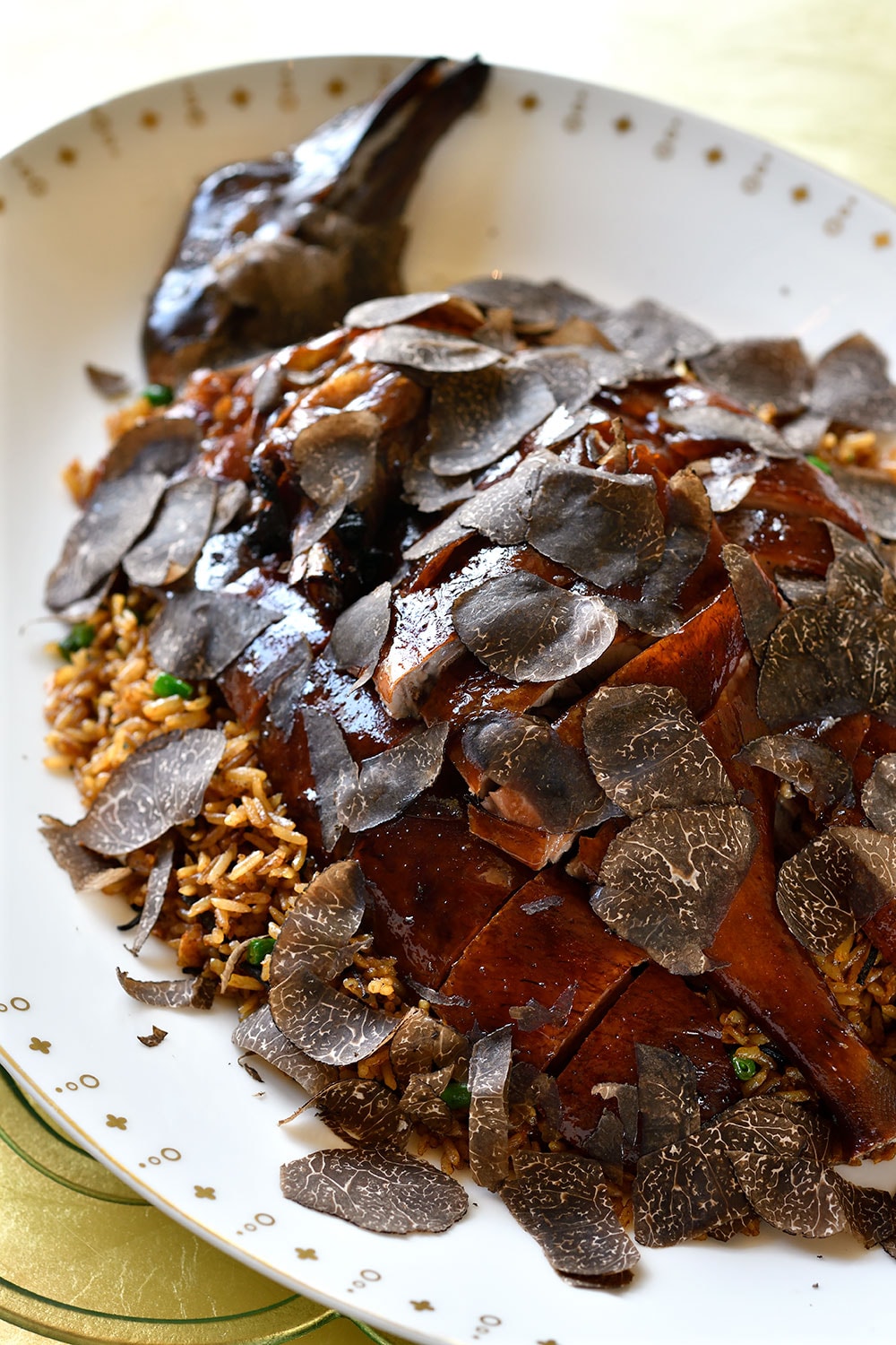 ライチの木で焼き上げる肉類はタムさん自慢の一品。ローストしたガチョウと黒トリュフをたっぷりのせた野菜の炒飯。