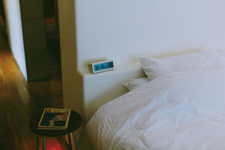 【金門坑。】ベッドはシモンズ製。すこぶる肌心地のいい作務衣もぜひ体験したい。／Photographs：Yoshikazu Shiraki