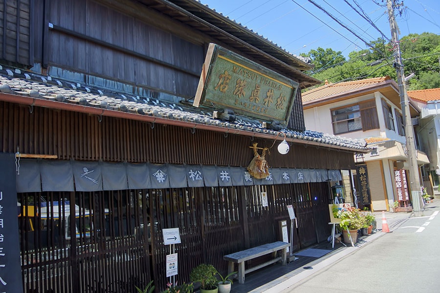 賢島の遊覧船発着所近くにある、創業明治38年の松井眞珠店。