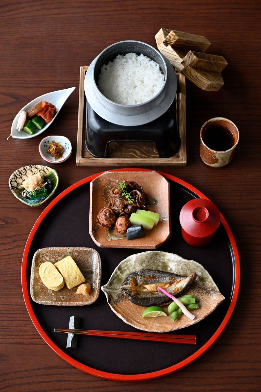 クラブラウンジの特別朝食には、里山の棚田米をはじめ、滋賀食材がふんだん。炊きたてを味わえるのがうれしい！