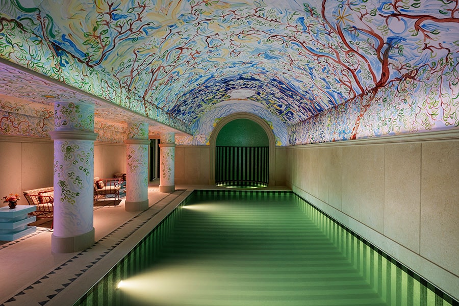 プールにも、色彩が溢れる。天井のフレスコ画を描いたのは若手アーティストのジャック・メルル氏。