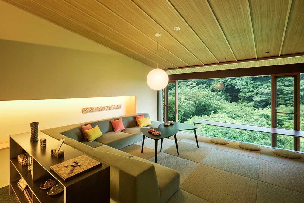 「界 箱根」のご当地部屋。山川を一望できる見晴らしのよい客室に、モダンな箱根寄木細工が並ぶ。