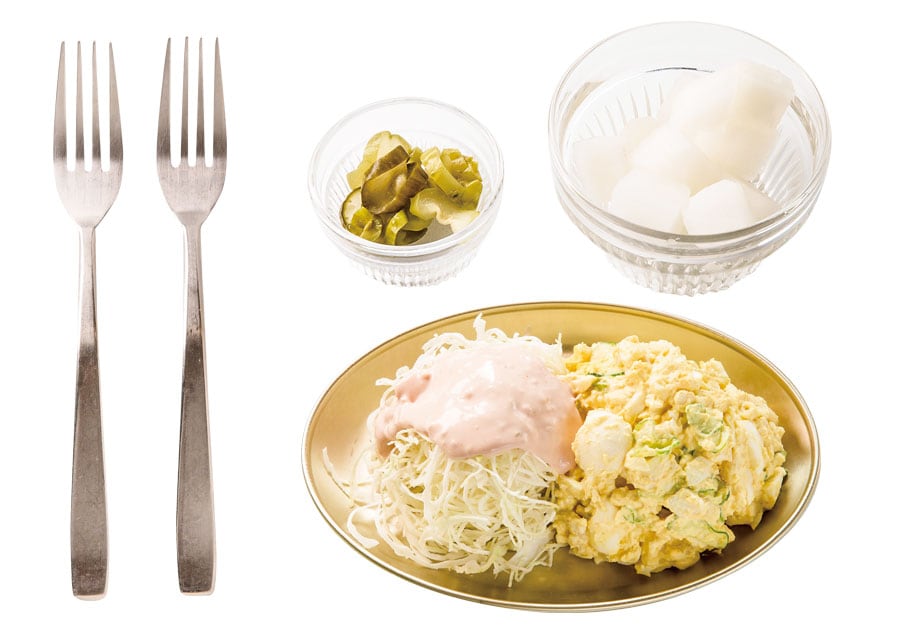 マヨネーズで和えたゆで卵とマカロニに、千切りキャベツを添えた「ヒョドサラダ」。韓国人にとっては懐かしい家庭の味。8,000ウォン。