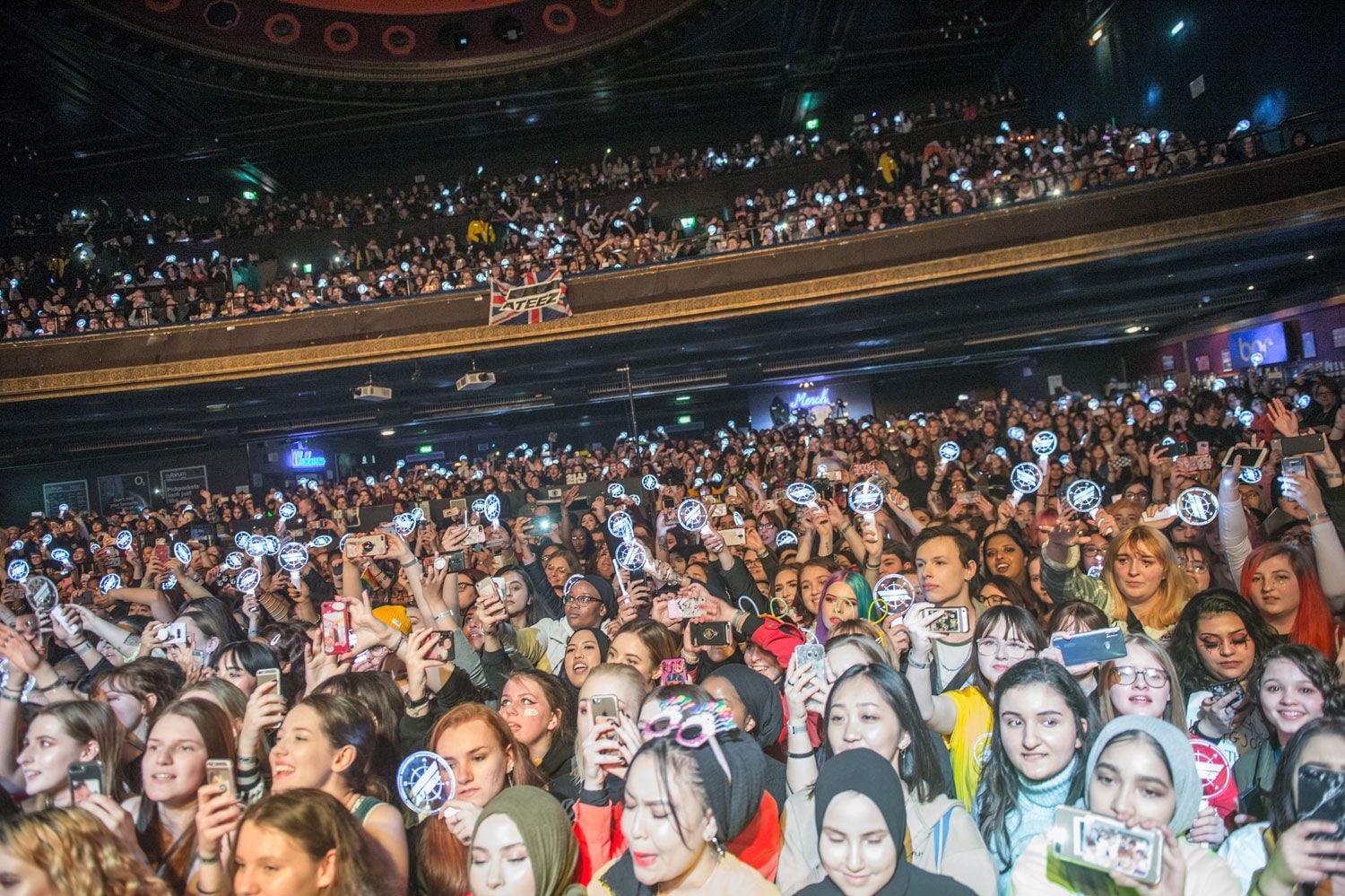 ロンドンでの公演で、K-POPの「第4世代」Ateezのパフォーマンスに声援を送るファンら（2019年4月）　©getty