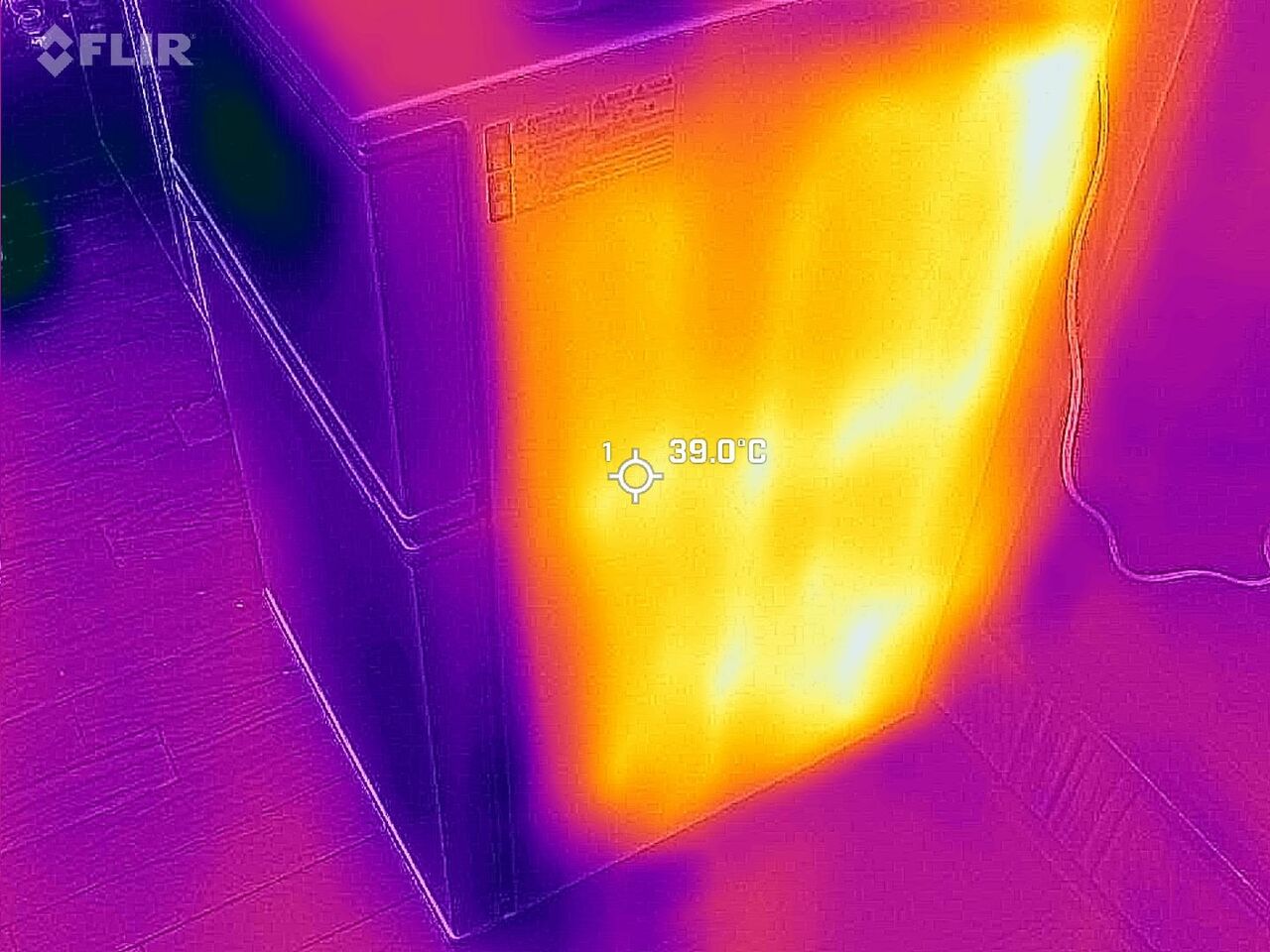 冷蔵庫はかなりの熱を発しますが、オフにするわけにいかないため、せいぜい風通しをよくして熱がこもるのを防ぐくらいしかできません