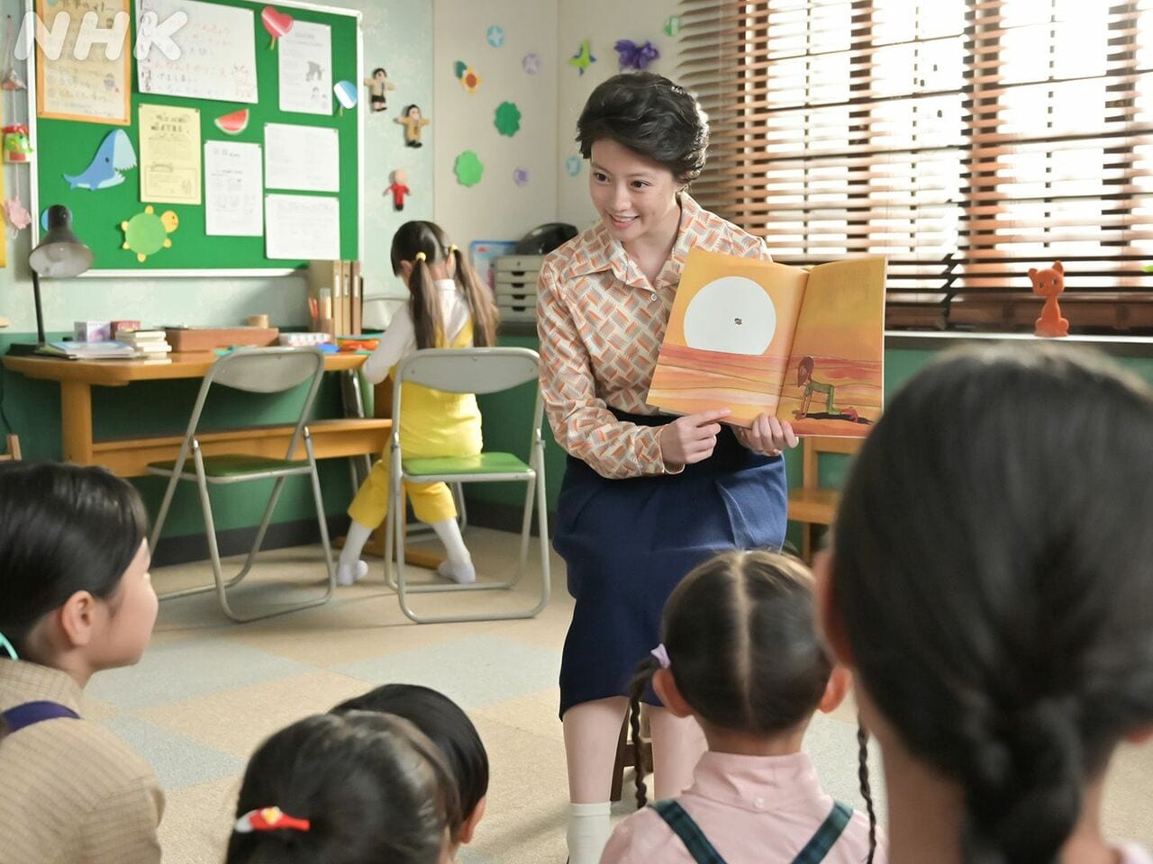 子どもたちに絵本を読み聞かせるのぶ(NHK『あんぱん』公式Xより)