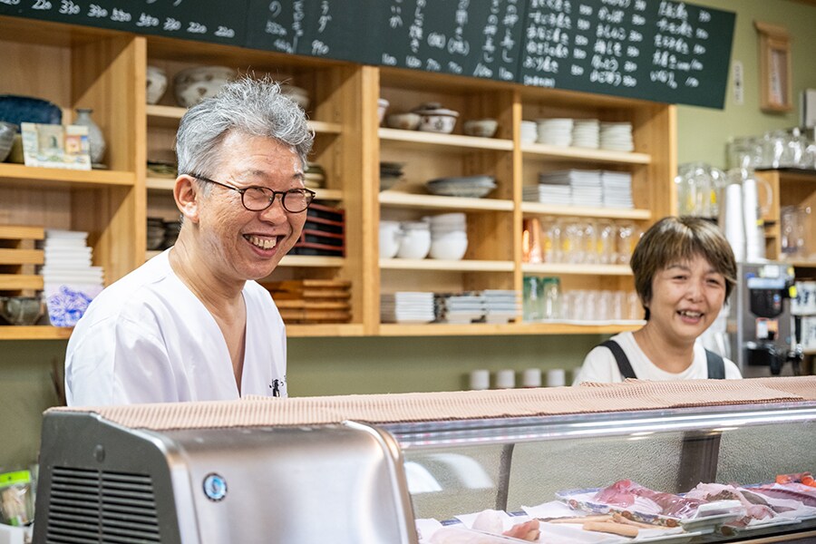 気さくで温かいもてなしをしてくれる石原夫妻の人柄と、飾らないお店の雰囲気に島内外からのファン多し。1階のカウンター席とテーブル席のほか、2階に和室も用意。