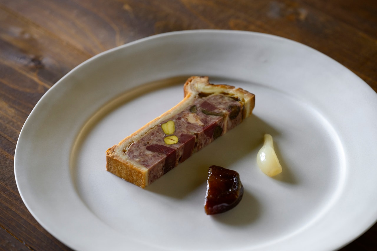 「夏鹿のパテ・アンクルート」。干し柿のキャラメリゼとエシャレットのピクルスを添えて。